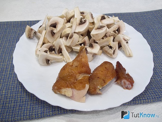 Грибы и мясо нарезано