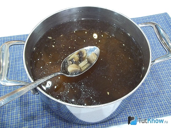 Грибы и мясо доведены до готовности
