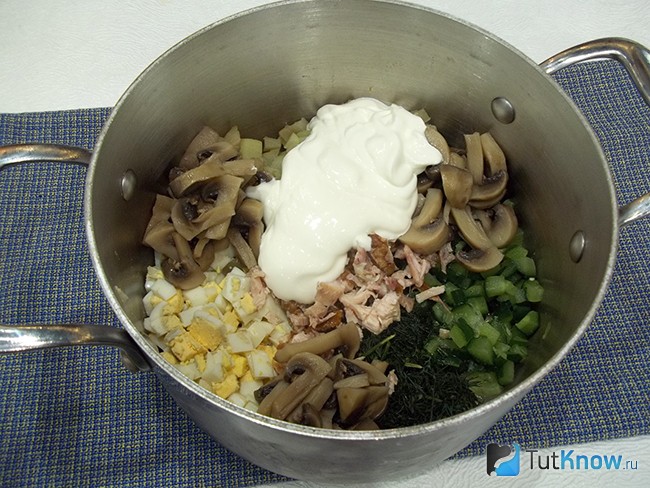 К продуктам добавлены грибы, мясо и сметана