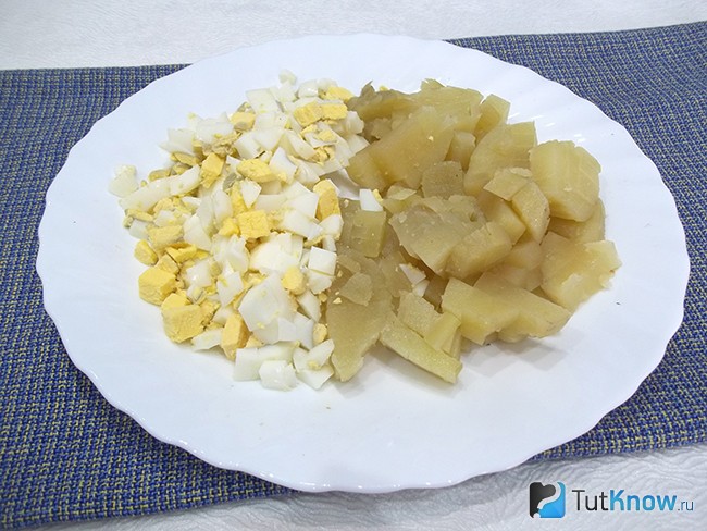 Отварной картофель и яйца нарезаны кубиком