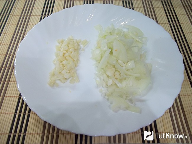 Лук и чеснок нарезаны