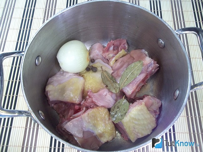 Курица нарезана и опущена в кастрюлю