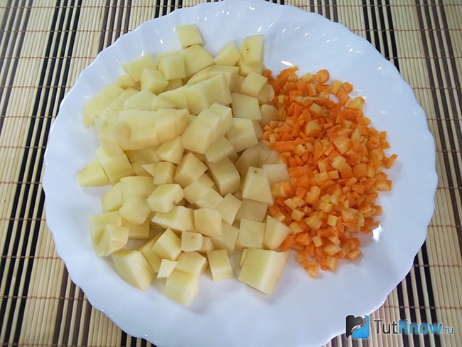 Картофель и морковь нарезаны