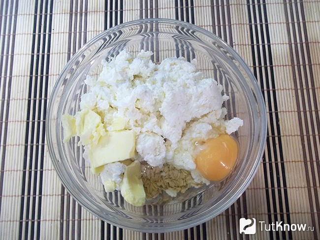 К продуктам добавлен творог, яйца и масло