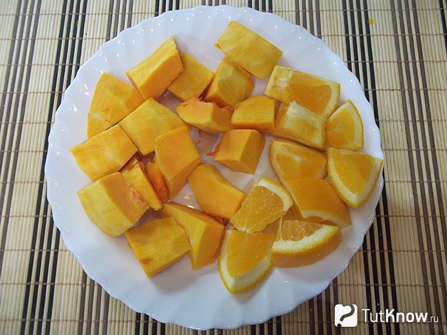 Апельсины и тыква нарезаны кусочками