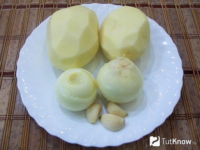 Картофель, луковица и чеснок очищены