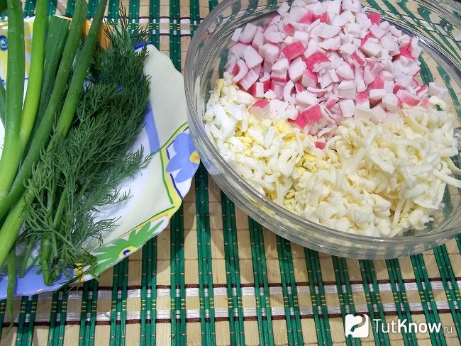 К продуктам добавлена нарезанная зелень