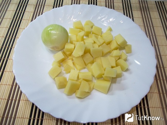 Картофель очищен и нарезан, луковица очищена