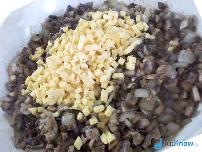 Сыр добавлен в сковороду к продуктам