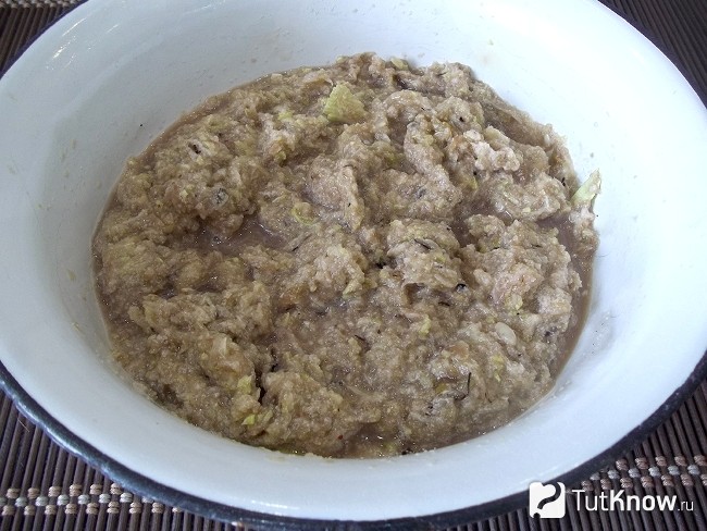 К продуктам добавлен натертый кабачок, соль, пряности и все перемешано
