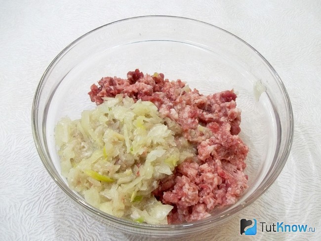 Мясо и луковица перекрчены на мясорубке