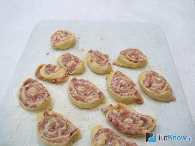 Рулет нарезан кольцами