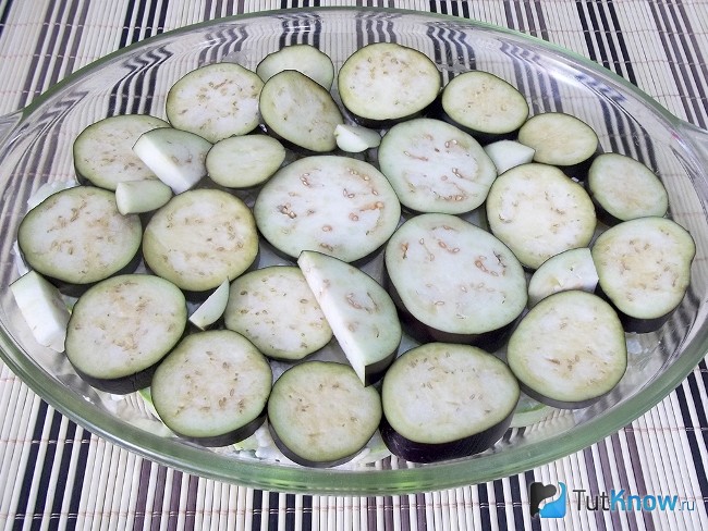 На кабачки выложен слой нарезанных кольцами баклажан