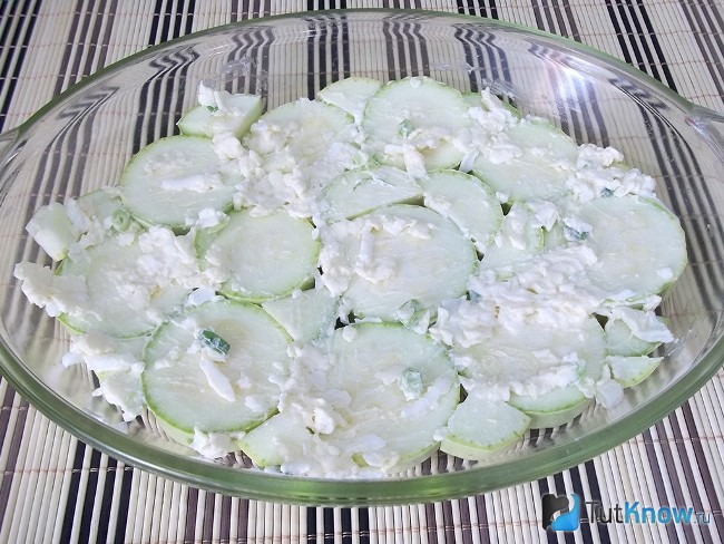 Кабачки смазаны сырной массой