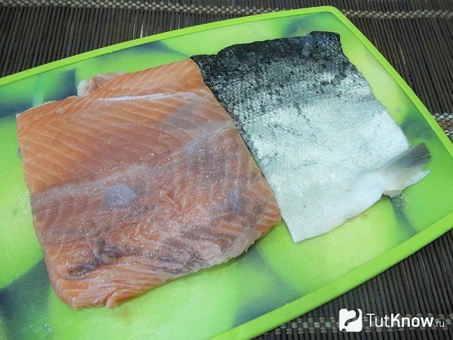 Рыба вымыта, очищена от шкурки, костей и хребта