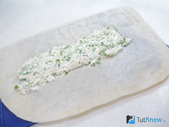 На лаваш выложена творожная начинка