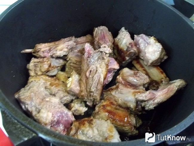 Нарезанное мясо жарится в сковороде