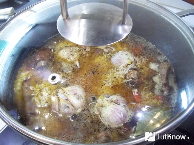 Сковорода закрыта крышкой и продукты на медленном огне томятся