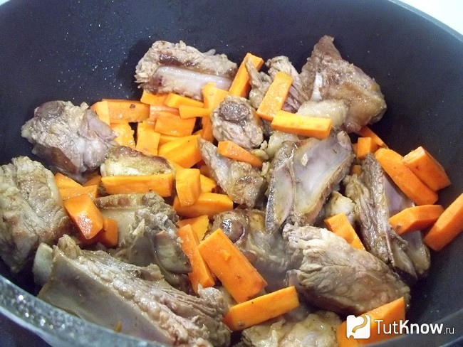 Морковь добавлена в сковороду к мясу