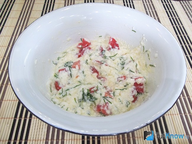 творог с яйцами на сковородке. 1455746757 6 100 8506. творог с яйцами на сковородке фото. творог с яйцами на сковородке-1455746757 6 100 8506. картинка творог с яйцами на сковородке. картинка 1455746757 6 100 8506. Многие семьи предпочитают в качестве завтрака разнообразные яичницы и омлеты. Готовить их быстро и просто, получаются они всегда вкусными, сытными, питательными и полезными, конечно же, если подходить к делу с умом. Предлагаю сегодня вам приготовить вкусный омлет с творогом, который выходит низкокалорийным и сытным, кушать его можно не только на завтрак, но и на обед или во время перекуса.