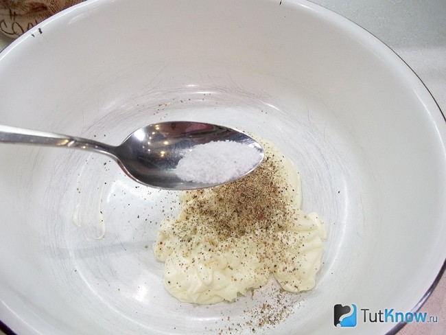 маринад для шампиньонов в духовке с майонезом и чесноком рецепт. 1455747862 5 100 0997. маринад для шампиньонов в духовке с майонезом и чесноком рецепт фото. маринад для шампиньонов в духовке с майонезом и чесноком рецепт-1455747862 5 100 0997. картинка маринад для шампиньонов в духовке с майонезом и чесноком рецепт. картинка 1455747862 5 100 0997. По этому вопросу имеется много разногласий. Ведь гриб очень быстро впитывает в себя воду, от чего многие стараются обойтись без этого этапа, лишь отряхнув шампиньоны от грунта. Однако имеется и такая аудитория, кто категорически отказывается обходиться без их мытья, поскольку продукт находился на земле. Конечно, в любом споре имеется золотая середина. Мыть шампиньоны следует обязательно, но замачивать их на длительный срок не стоит. Достаточно просто их промыть под струей проточной воды и выложить на полотенце, чтобы оно впитало всю лишнюю влагу.