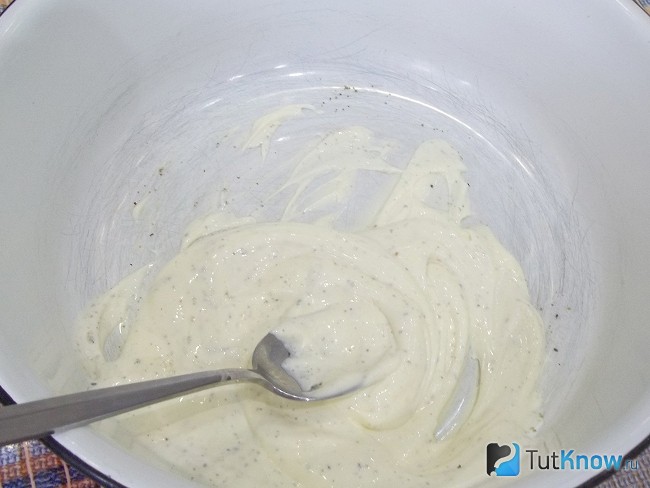 маринад для шампиньонов в духовке с майонезом и чесноком рецепт. 1455747884 6 100 1004. маринад для шампиньонов в духовке с майонезом и чесноком рецепт фото. маринад для шампиньонов в духовке с майонезом и чесноком рецепт-1455747884 6 100 1004. картинка маринад для шампиньонов в духовке с майонезом и чесноком рецепт. картинка 1455747884 6 100 1004. По этому вопросу имеется много разногласий. Ведь гриб очень быстро впитывает в себя воду, от чего многие стараются обойтись без этого этапа, лишь отряхнув шампиньоны от грунта. Однако имеется и такая аудитория, кто категорически отказывается обходиться без их мытья, поскольку продукт находился на земле. Конечно, в любом споре имеется золотая середина. Мыть шампиньоны следует обязательно, но замачивать их на длительный срок не стоит. Достаточно просто их промыть под струей проточной воды и выложить на полотенце, чтобы оно впитало всю лишнюю влагу.