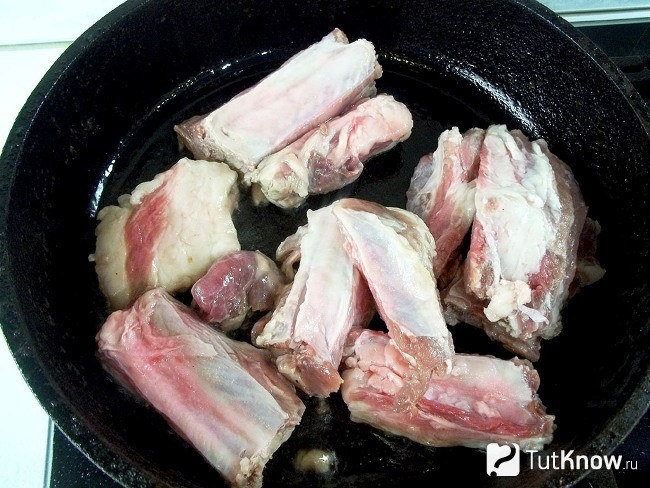 Мясо жарится на сковороде