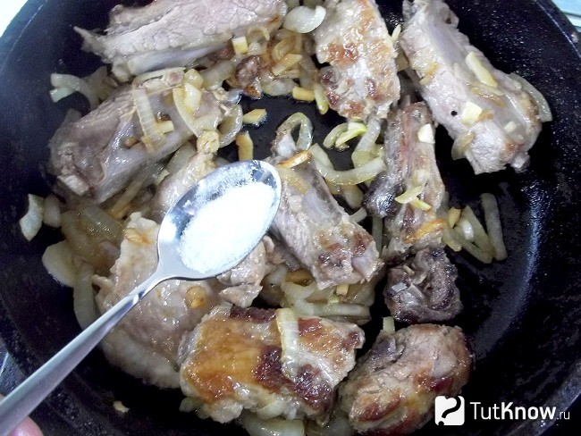 Продукты приправлены солью и перцем
