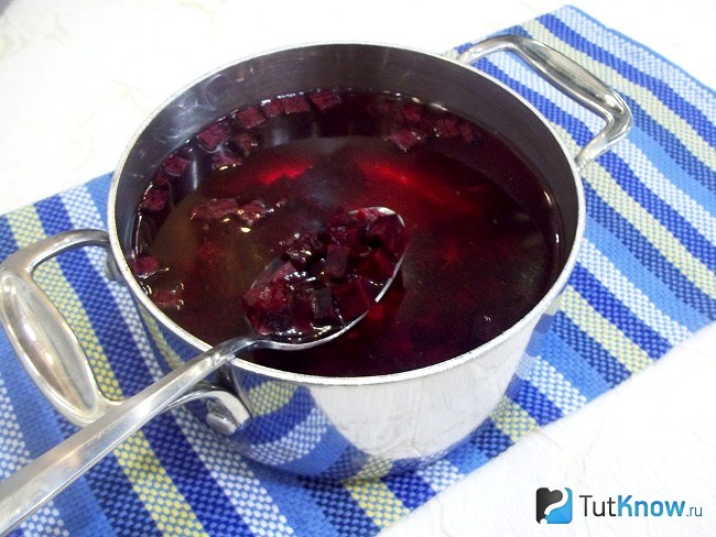 Нарезанная кубиками свекла варится