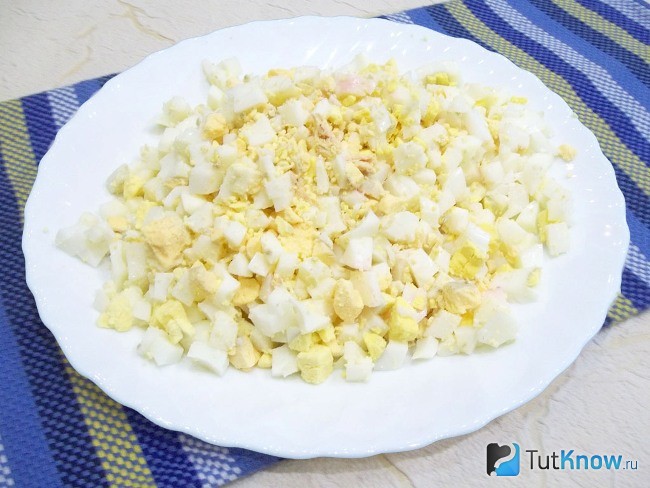 Отварные яйца нарезаны кубиками
