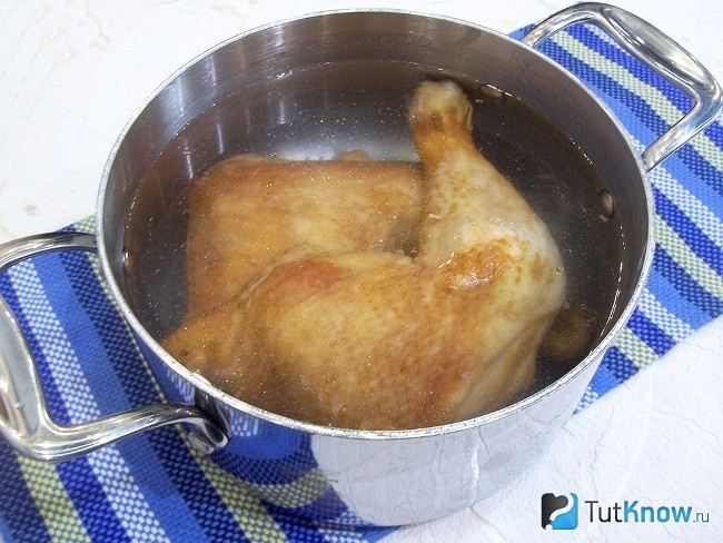Копченое мясо варится в кастрюле