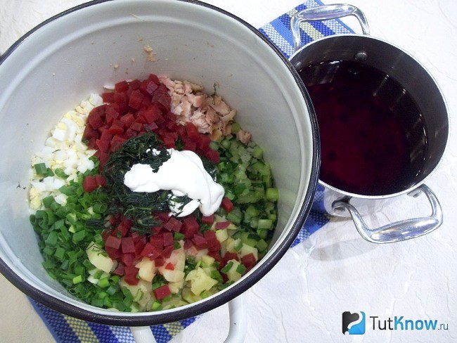 Продукты залиты свекольным отваром и заправлены сметаной
