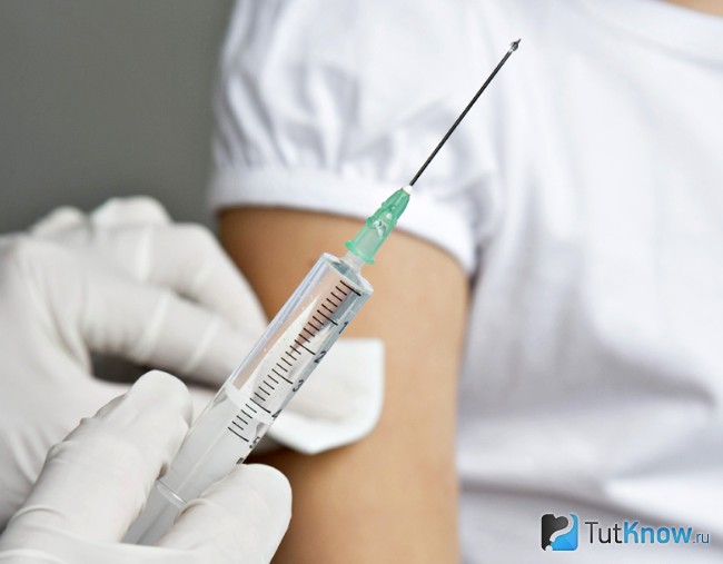 Врач делает инъекцию ИФР–1 внутримышечно
