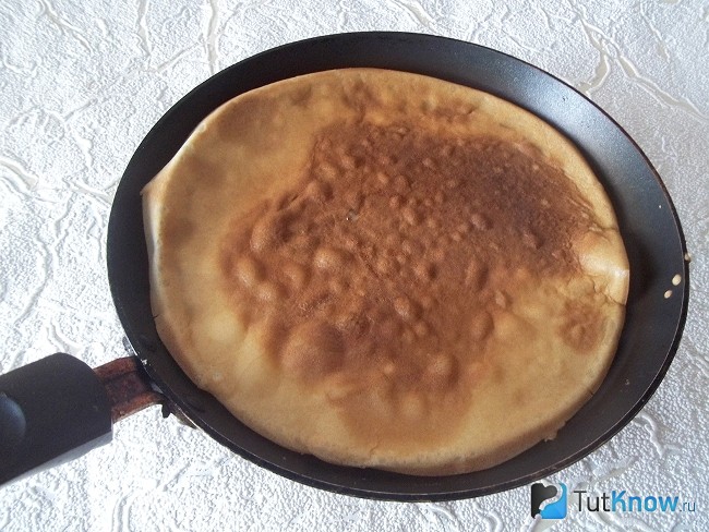 Блинчик печется на сковороде