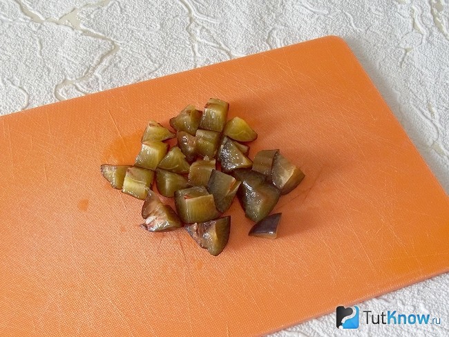 Сливы вымыты и нарезаны кусочками
