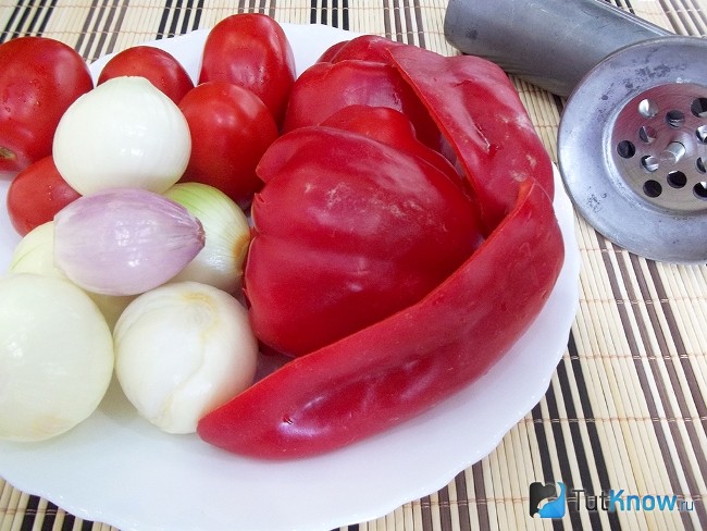Перец и лук очищаны