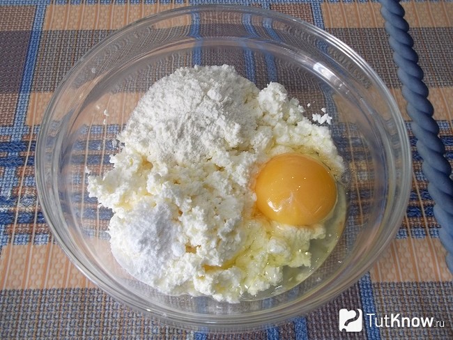 Все продукты соединены вместе в глубокой емкости