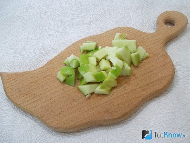 Яблоки нарезаны дольками