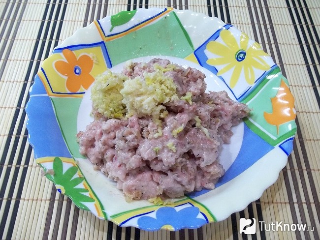 К салу выдавлен чеснок
