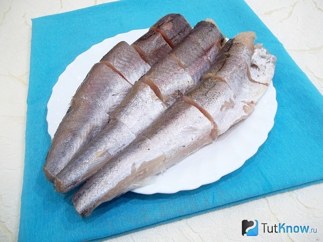 Рыба разморожена, вымыта и нарезана кусочками