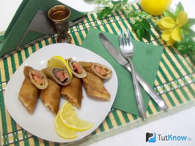 Блинчик нарезан кусочками и подан к столу