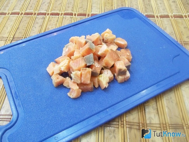 Рыба нарезана кубиками
