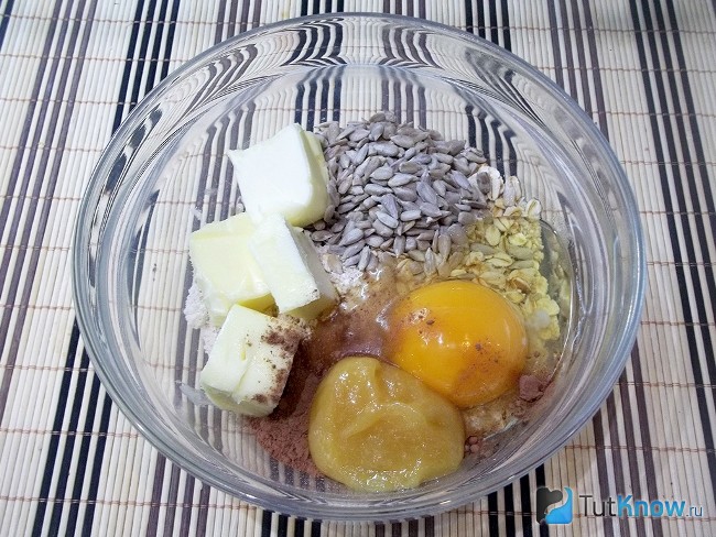К продуктам добавлен мед и семечки