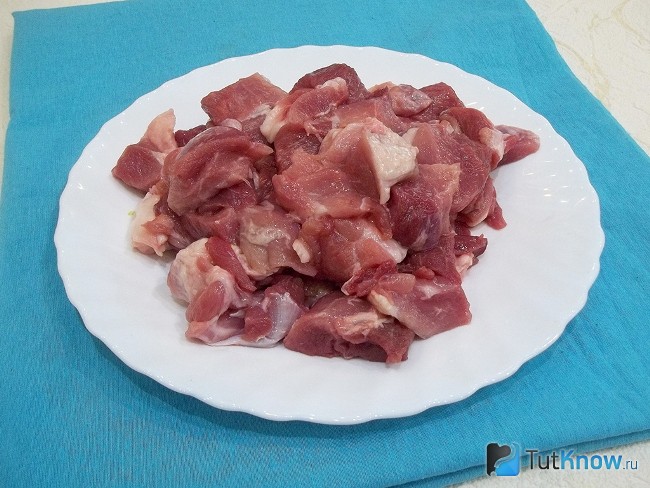 Мясо нарезано кусочками
