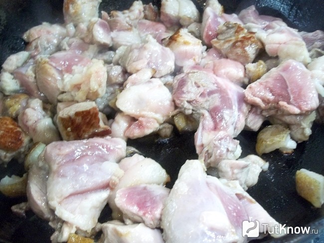 Мясо жарится в сковороде