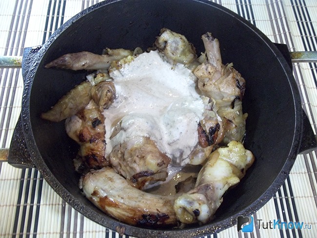 Мясо заправлено сливочным соусом
