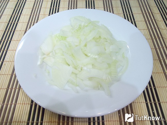 Луковица нарезана полукольцами