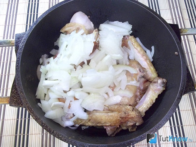 Луковица добавлена в сковороду к мясу