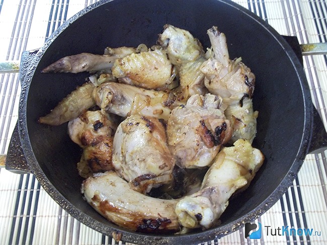 Мясо и лук жарятся