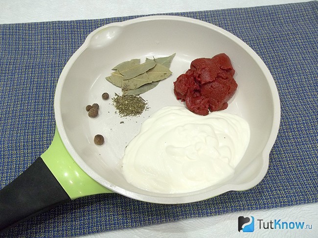 В сковороду положены все продукты для маринада